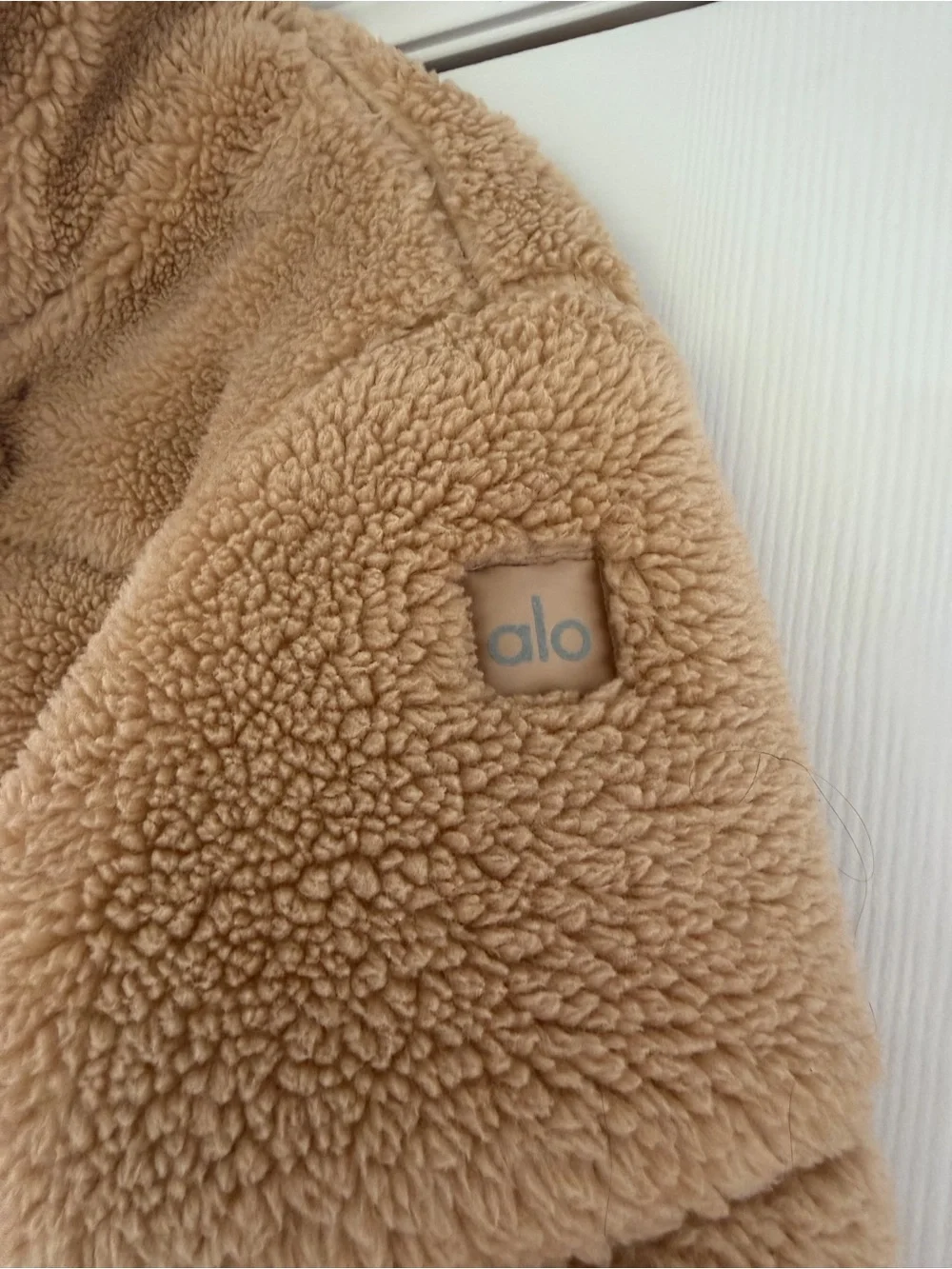 ALO Yoga Tan Sherpa Cropped Puffer Jacket - Picture 7 of 8